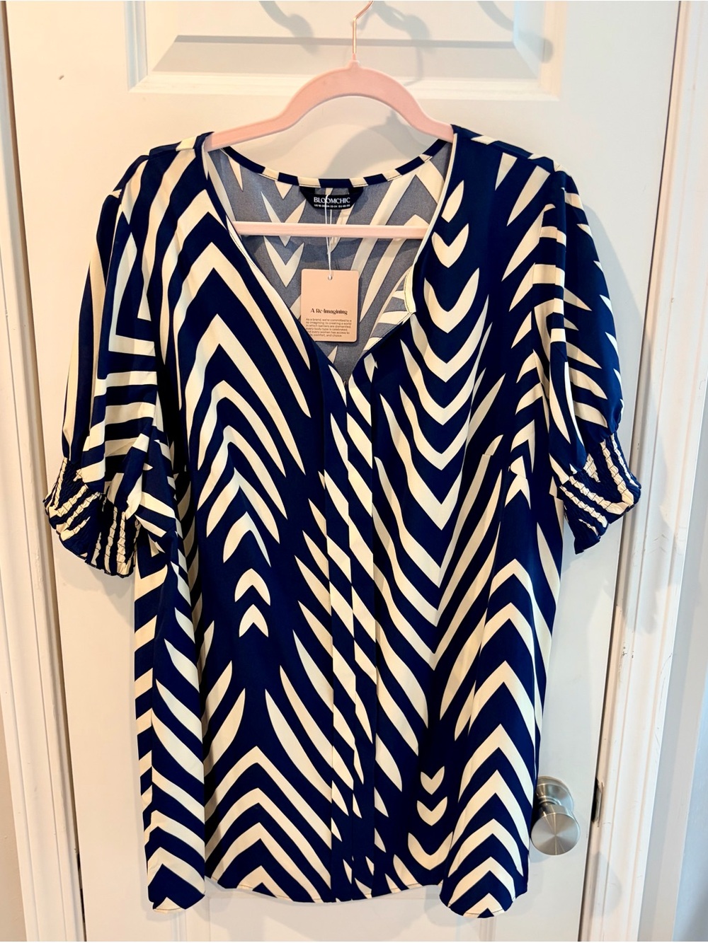 NWT BloomChic Navy & White V-Neck Patterned Blouse Size 18/20